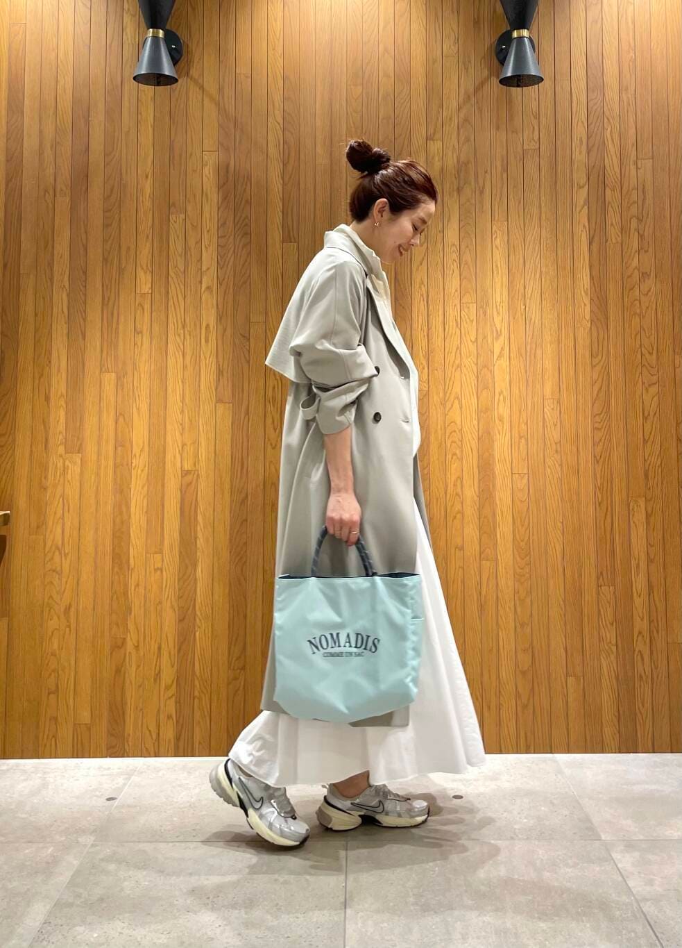 グリーン系のトレンチコート、その他のTシャツ/カットソー、ホワイト系のスカートを着用したレディースの春コーディネートの3枚目の写真