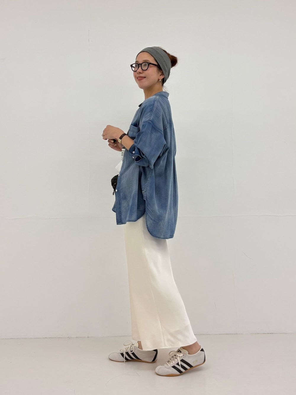 ブルー系のシャツ/ブラウス、その他のTシャツ/カットソー、ホワイト系のスカートを着用したレディースの夏コーディネートの2枚目の写真