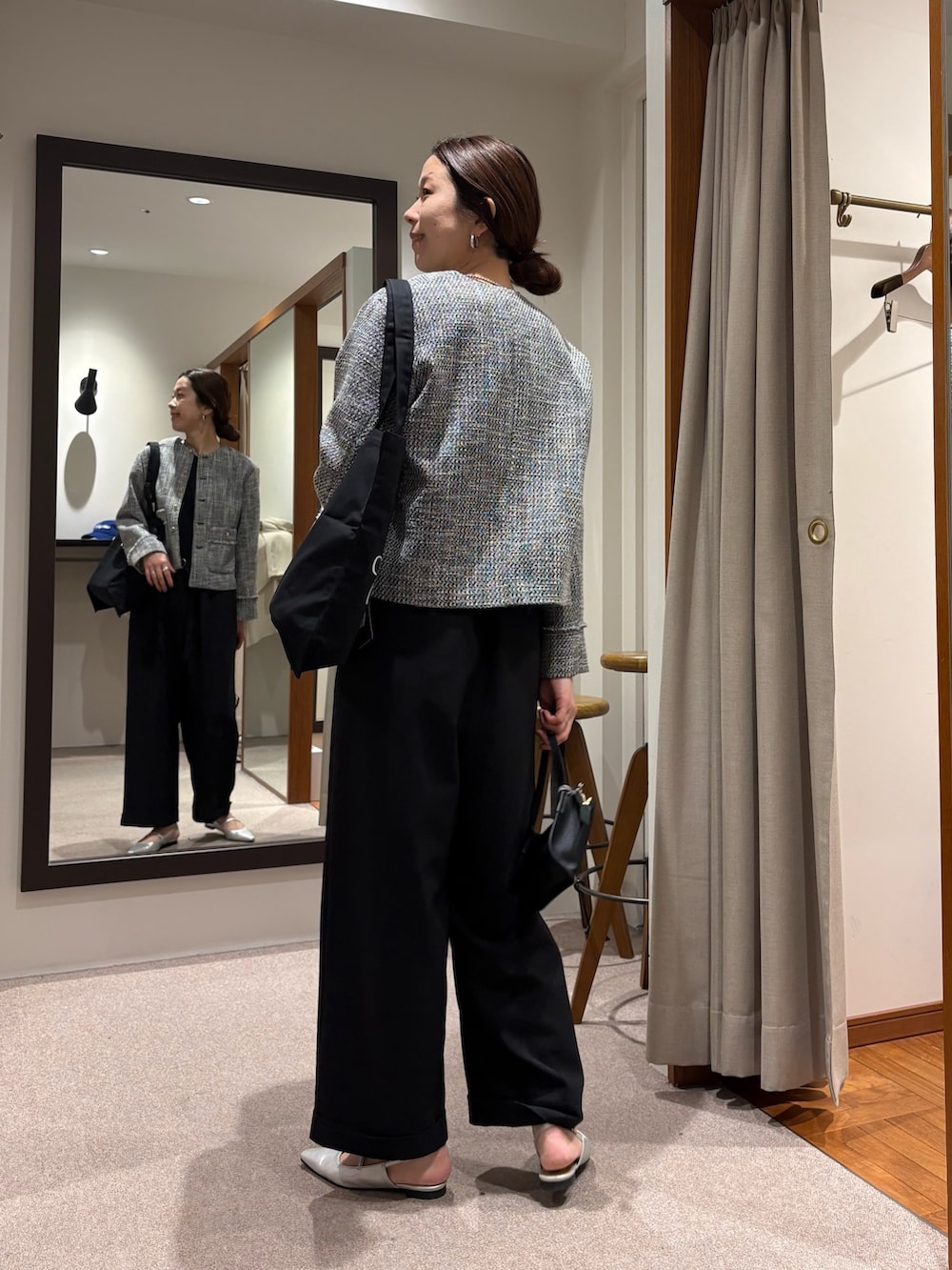 ブラック系のノーカラージャケット、ブラック系のその他パンツ、シルバー系のパンプスを着用したレディースの冬コーディネートの5枚目の写真