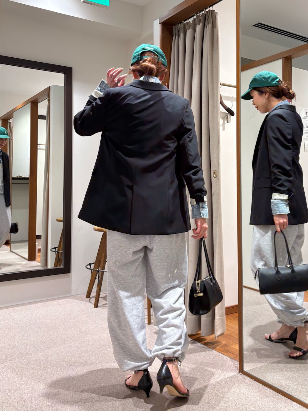 ブラック系のその他アウター、ブルー系のシャツ/ブラウス、グレー系のスウェットパンツを着用したレディースの春コーディネートの3枚目の写真