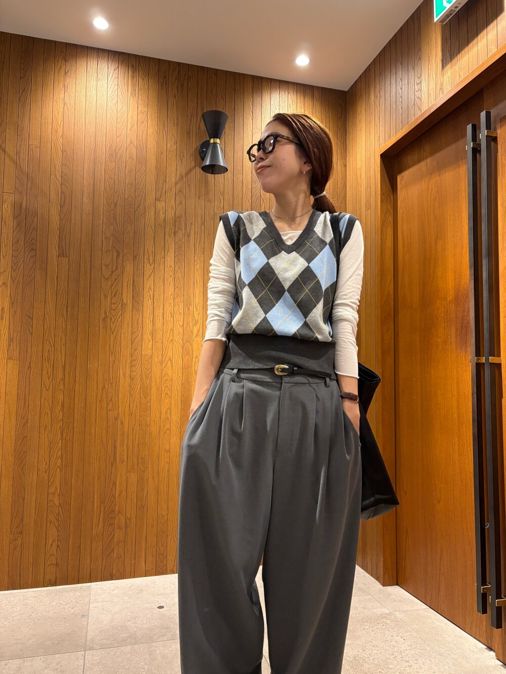 グレー系のベスト、グレー系のその他パンツ、シルバー系のスニーカーを着用したレディースの夏コーディネートの6枚目の写真