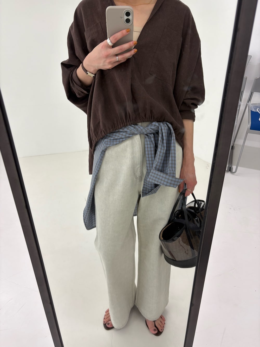 ブラウン系のシャツ/ブラウス、グレー系のデニムパンツ、ブルー系のシャツ/ブラウスを着用したレディースの春コーディネートの8枚目の写真