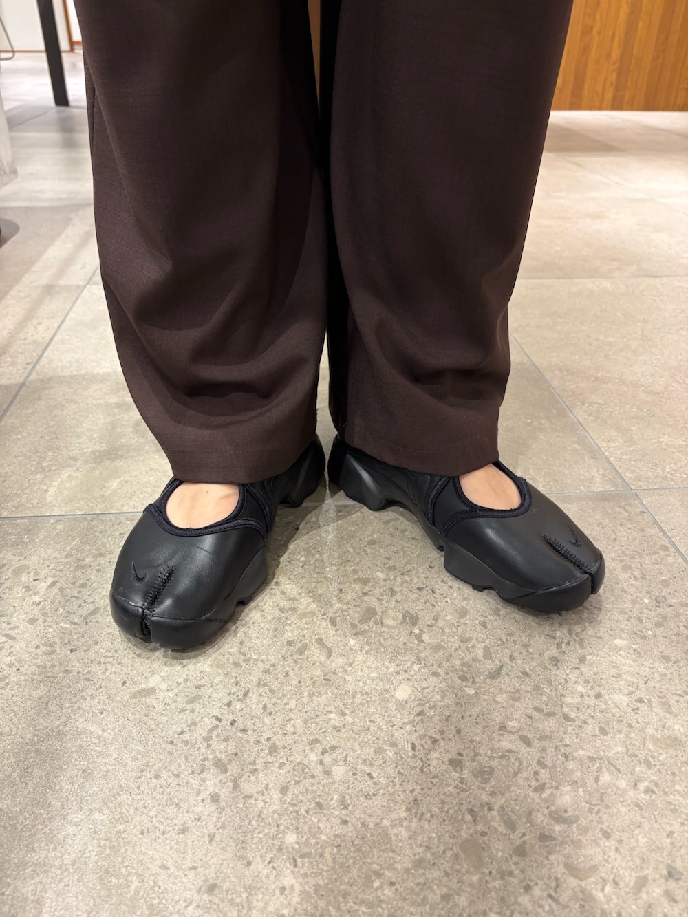 ブラウン系のその他パンツ、ブラック系のスニーカー、ブラック系のハンドバッグを着用したレディースの春コーディネートの9枚目の写真