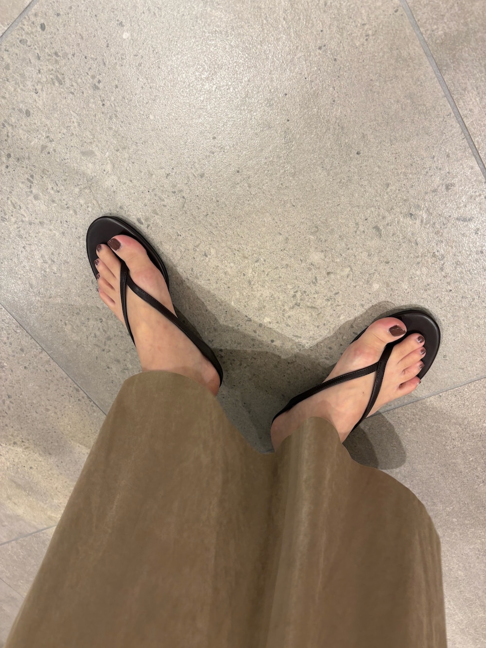 ベージュ系のスカート、ベージュ系のトートバッグ、ブラック系のサンダルを着用したレディースの夏コーディネートの7枚目の写真