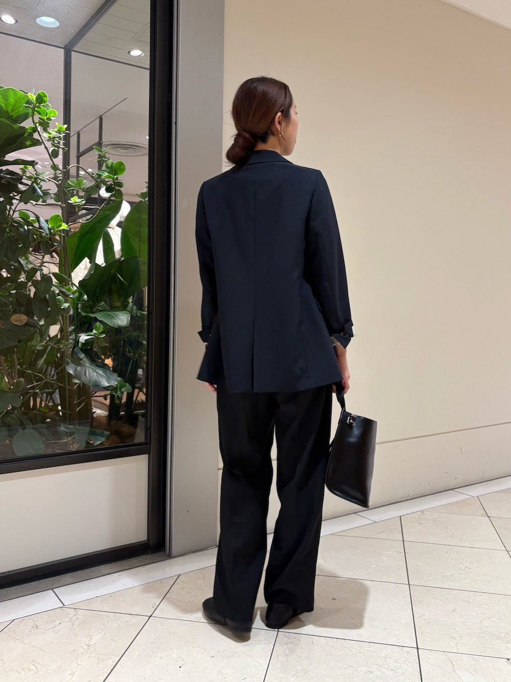 ブラック系のシャツ/ブラウス、ブラック系のその他パンツ、ブルー系のその他アウターを着用したレディースの冬コーディネートの2枚目の写真