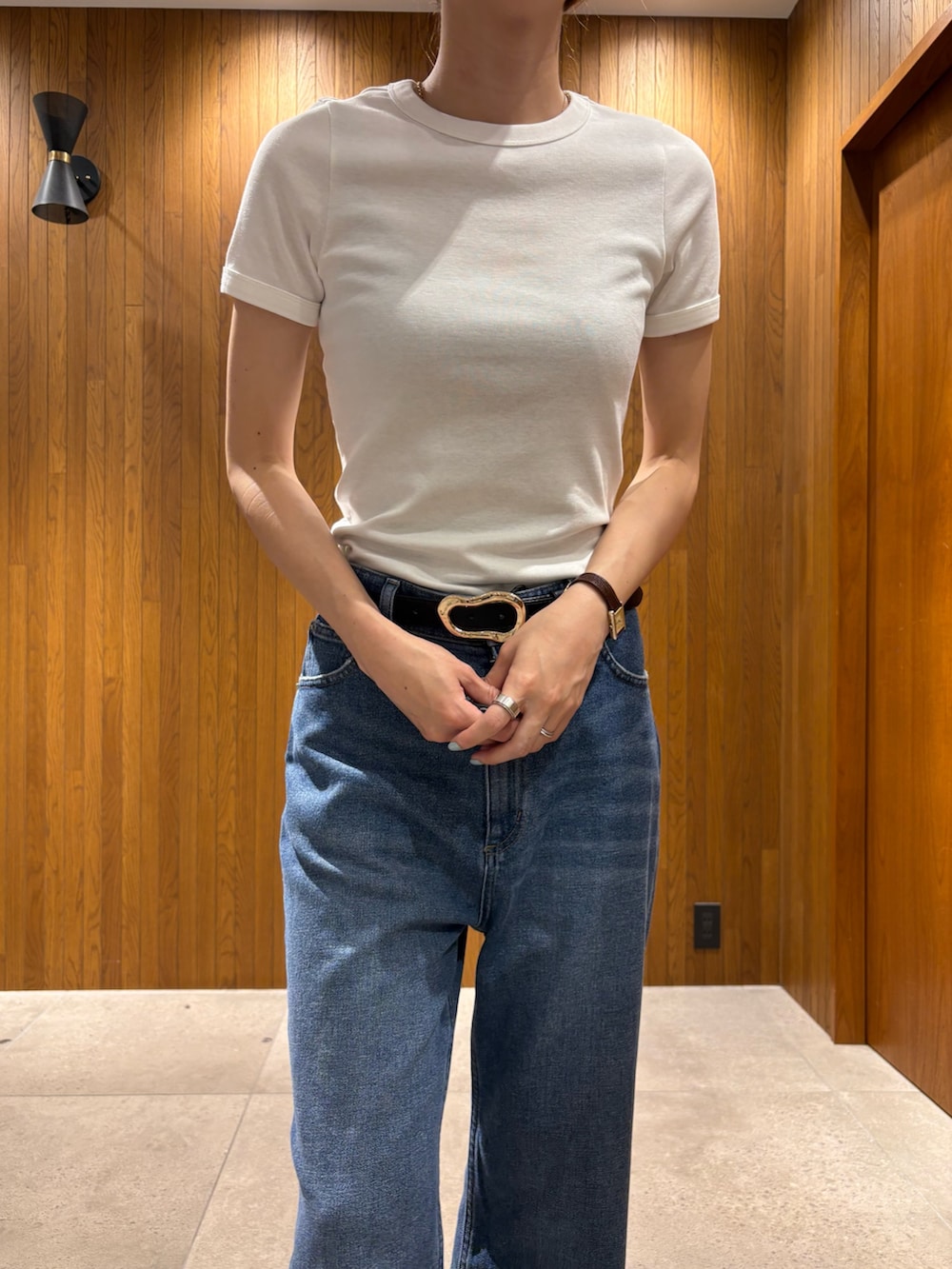 ホワイト系のTシャツ/カットソー、ブルー系のデニムパンツ、ブラック系のハンドバッグを着用したレディースの夏コーディネートの10枚目の写真