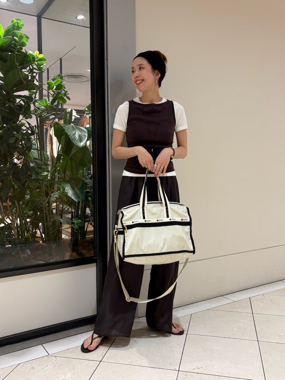 グレー系のその他パンツ、ブラウン系のタンクトップ、ベージュ系のショルダーバッグを着用したレディースの夏コーディネートの4枚目の写真