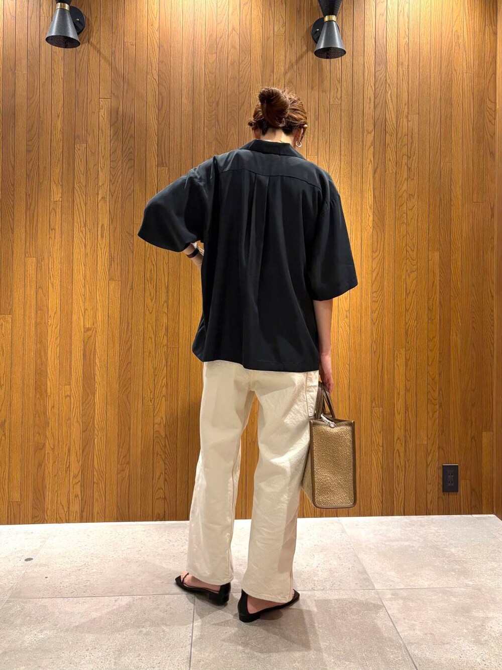 ブラック系のキャミソール、ブラック系のシャツ/ブラウスを着用したレディースの春コーディネートの3枚目の写真