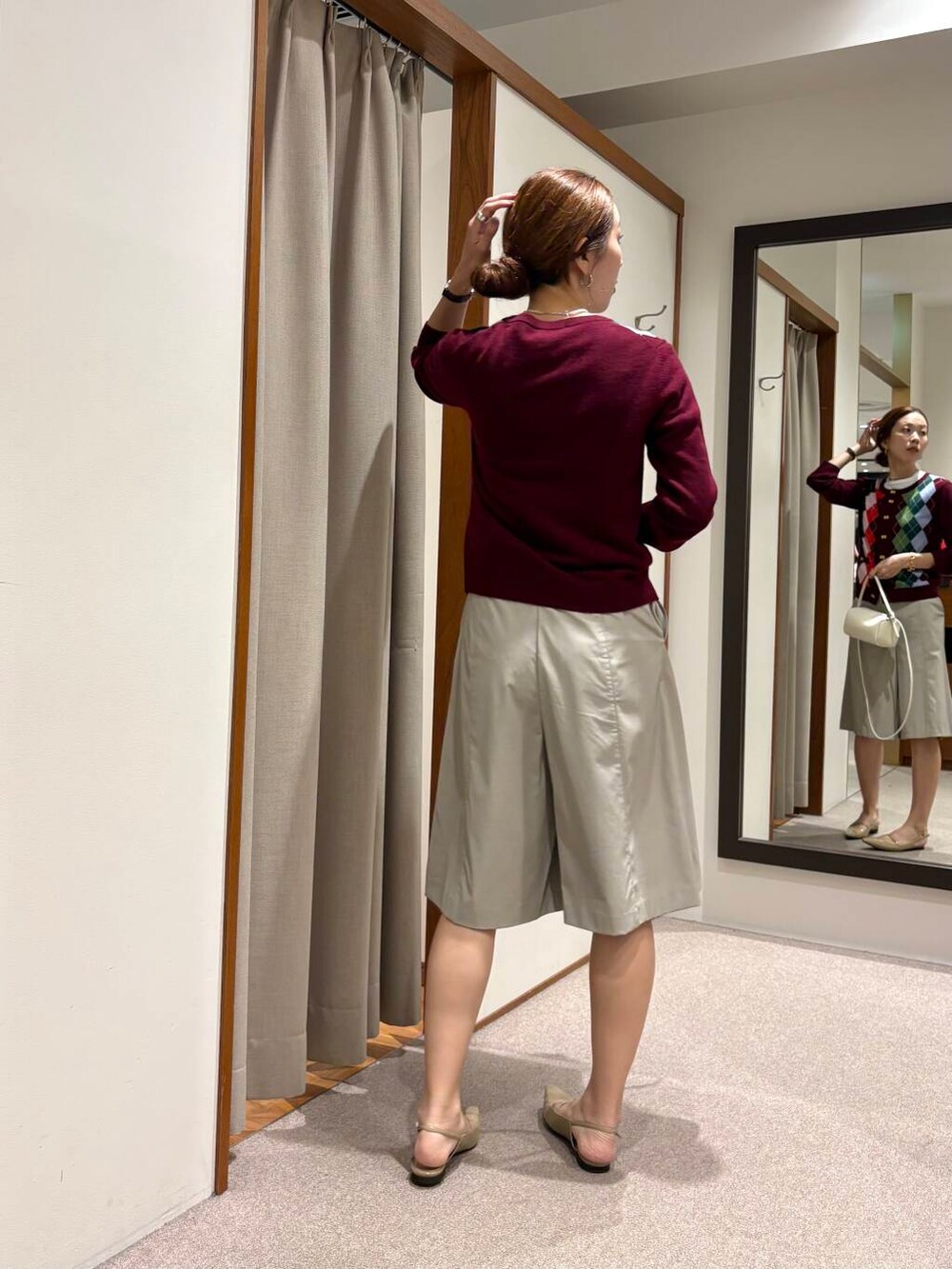 グレー系のその他パンツ、ベージュ系のパンプス、ホワイト系のショルダーバッグを着用したレディースの夏コーディネートの4枚目の写真