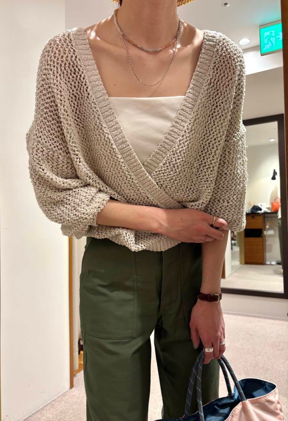 ホワイト系のキャミソール、ホワイト系のカーディガン/ボレロ、ピンク系のトートバッグを着用したレディースの春コーディネートの5枚目の写真