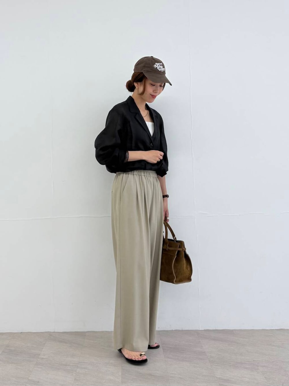 ホワイト系のキャミソール、ベージュ系のその他パンツ、ブラック系のその他アウターを着用したレディースの夏コーディネートの5枚目の写真