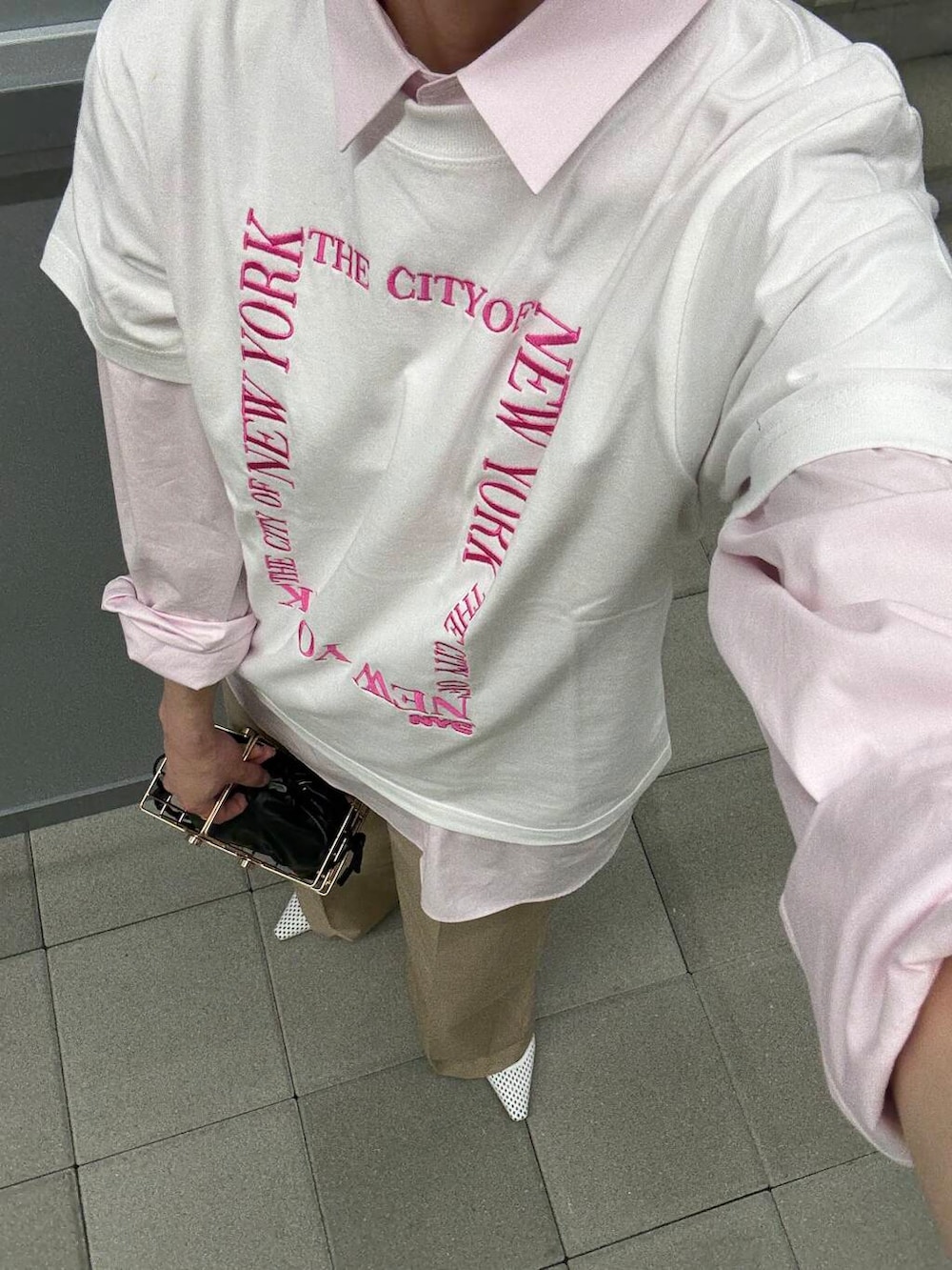 ホワイト系のTシャツ/カットソー、ピンク系のシャツ/ブラウスを着用したレディースの春コーディネートの6枚目の写真