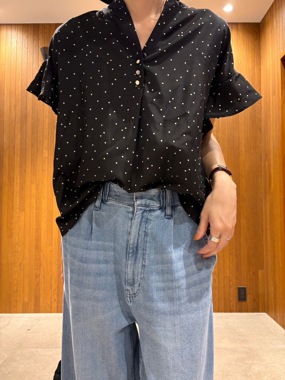 ブラック系のシャツ/ブラウス、ブルー系のデニムパンツ、ブラック系のサンダルを着用したレディースの春コーディネートの7枚目の写真