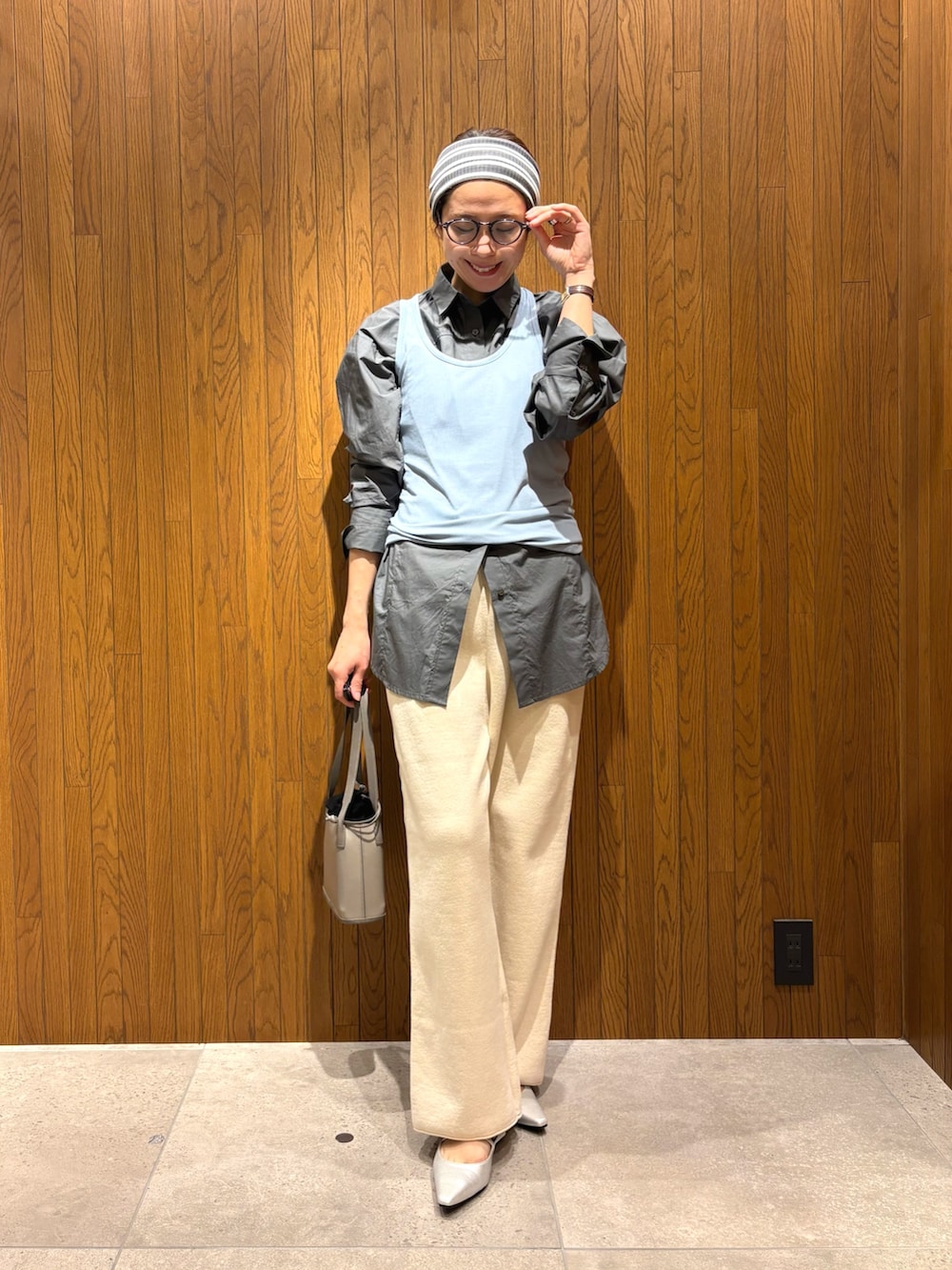 ブルー系のTシャツ/カットソー、グレー系のシャツ/ブラウス、ホワイト系のその他パンツを着用したレディースの冬コーディネートの4枚目の写真