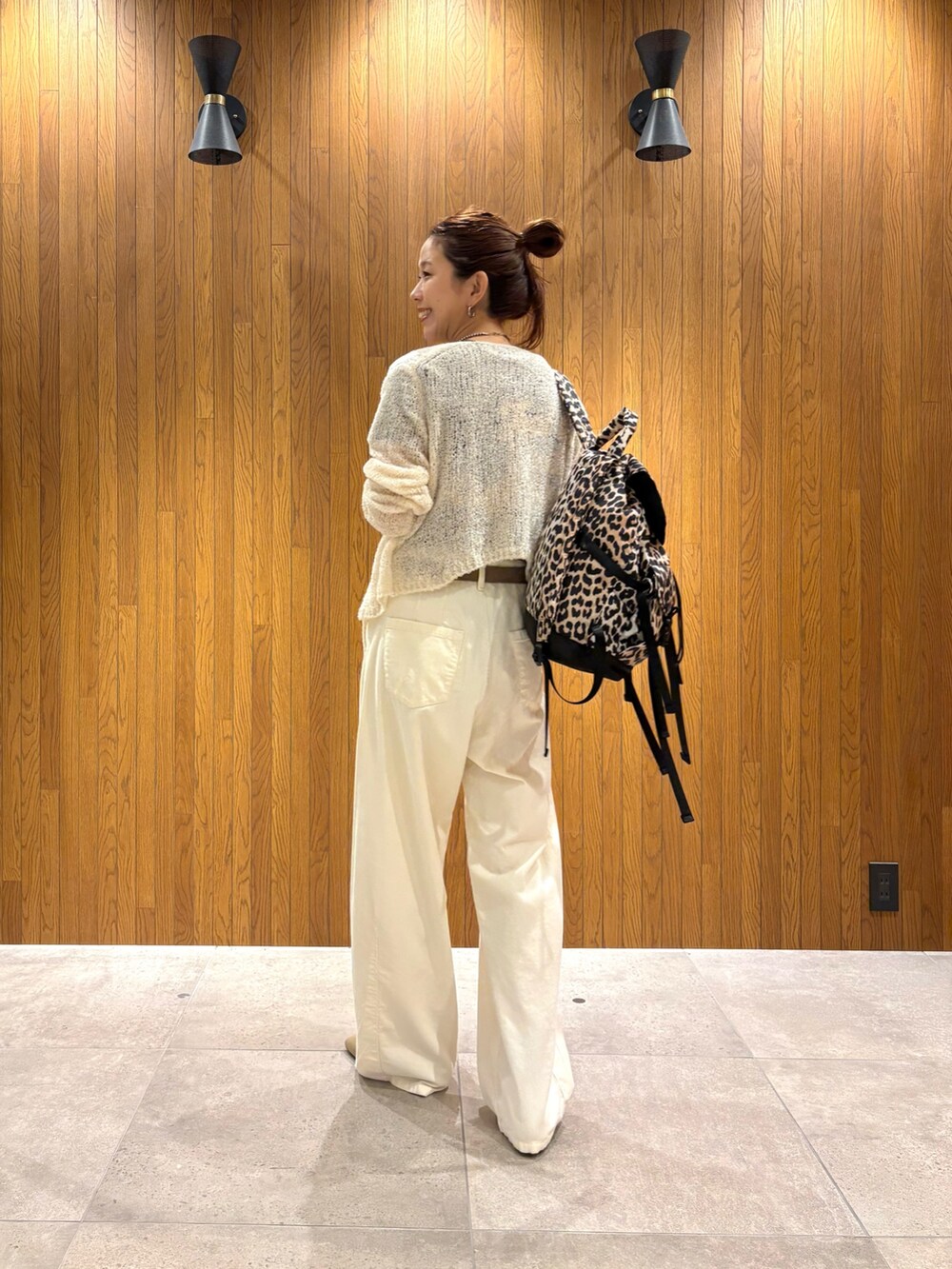 ホワイト系のカーディガン/ボレロ、ブラウン系のTシャツ/カットソー、ホワイト系のその他パンツを着用したレディースの秋コーディネートの6枚目の写真