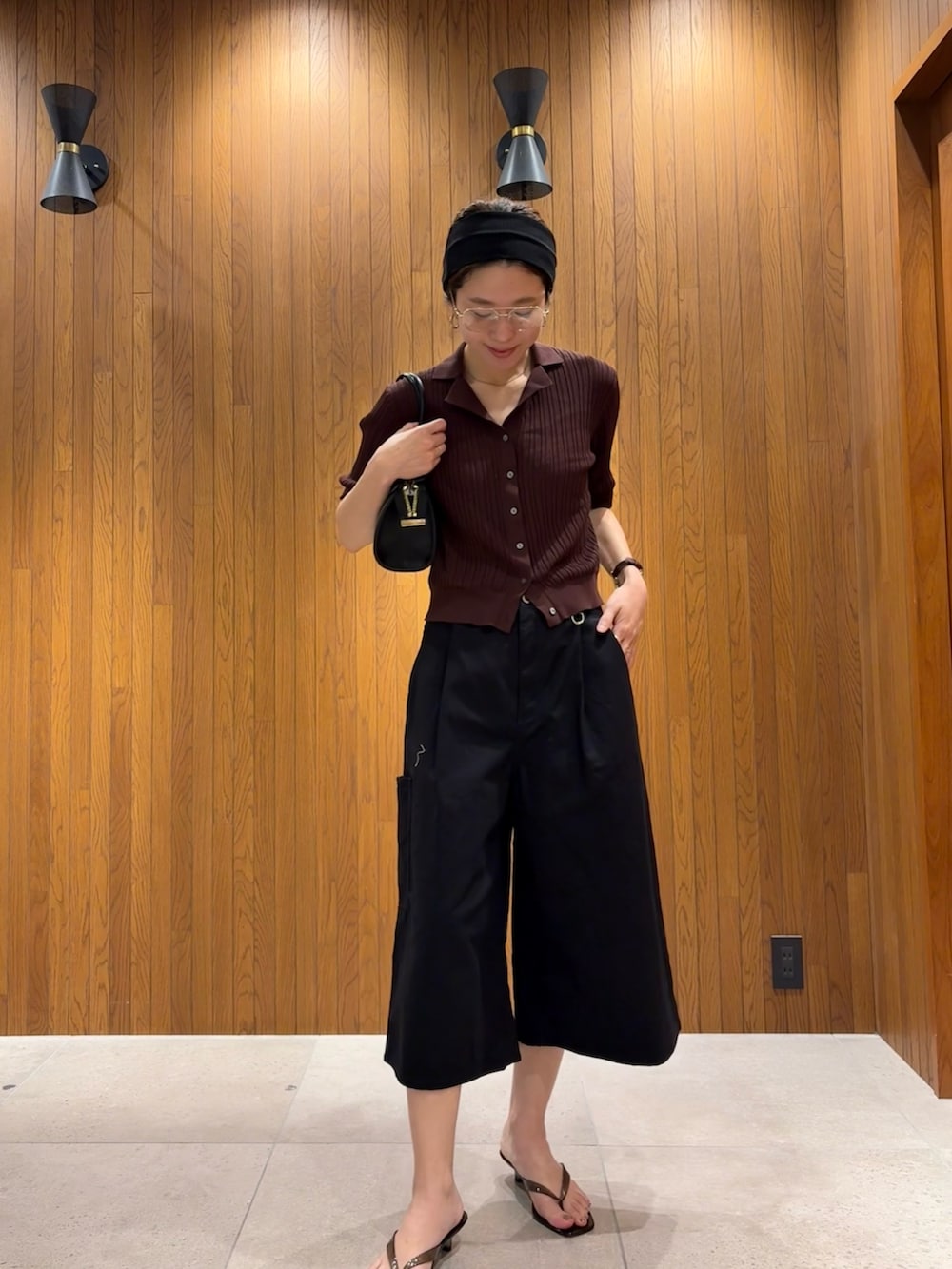 ブラウン系のニット/セーター、ブラック系のその他パンツ、ブラック系のサンダルを着用したレディースの夏コーディネートの5枚目の写真