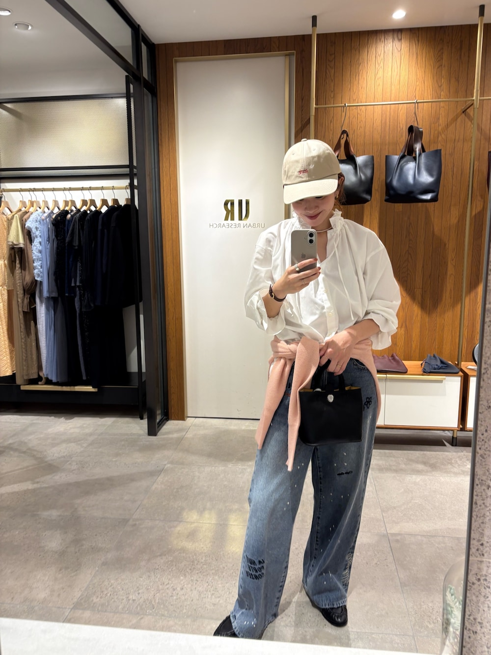 ブルー系のデニムパンツ、ベージュ系のダウンジャケット/コート、ホワイト系のシャツ/ブラウスを着用したレディースの秋コーディネートの8枚目の写真