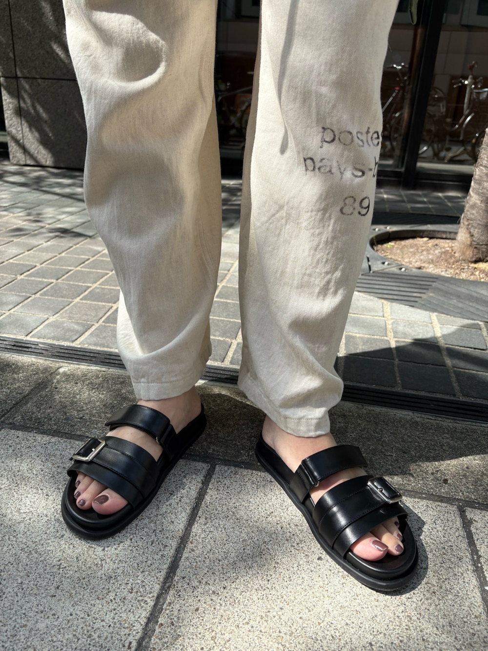 ベージュ系のその他パンツ、その他のTシャツ/カットソー、ブラック系のトートバッグを着用したレディースの春コーディネートの9枚目の写真