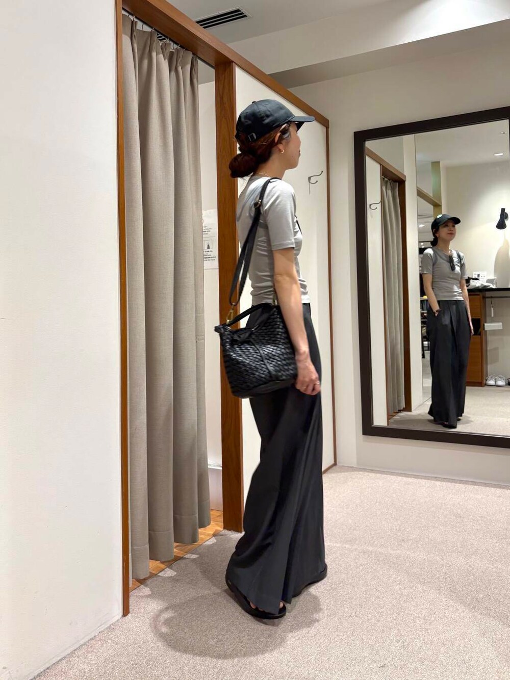 グレー系のその他パンツ、ブラック系のサンダル、ブラック系のトートバッグを着用したレディースの春コーディネートの3枚目の写真