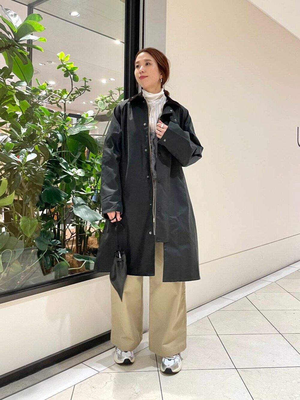 ベージュ系のその他パンツ、ホワイト系のTシャツ/カットソー、ベージュ系のTシャツ/カットソーを着用したレディースの冬コーディネートの5枚目の写真