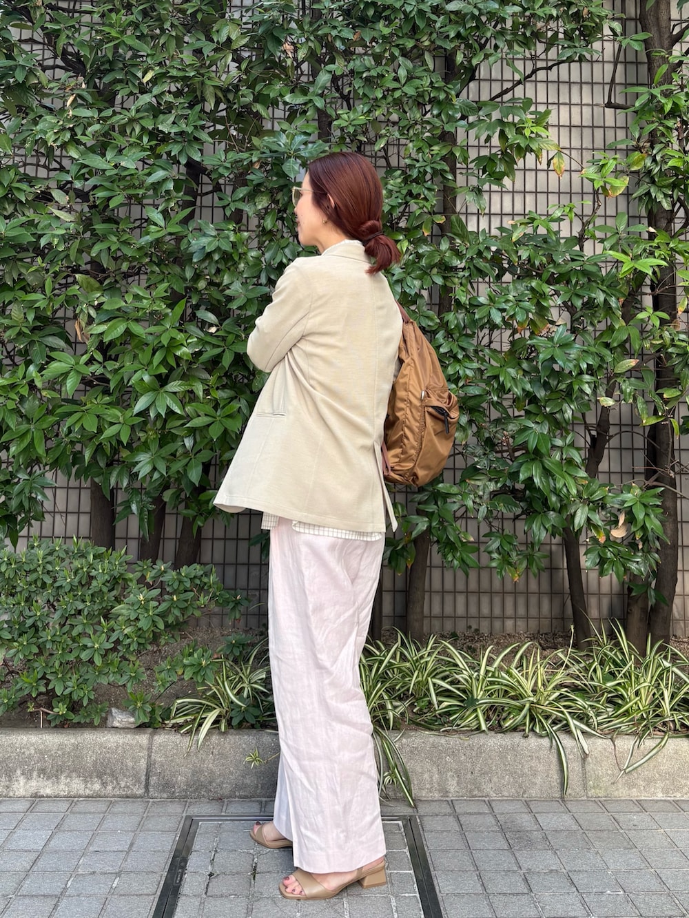 ベージュ系のその他アウター、ピンク系のその他パンツ、その他のTシャツ/カットソーを着用したレディースの春コーディネートの3枚目の写真