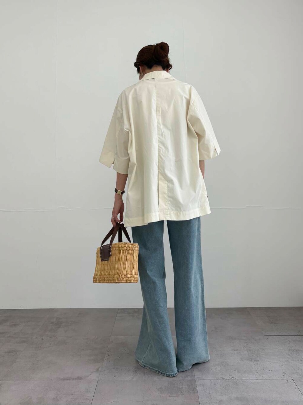 ホワイト系のTシャツ/カットソー、ブラウン系のかごバッグ、その他のキャミソールを着用したレディースの夏コーディネートの4枚目の写真