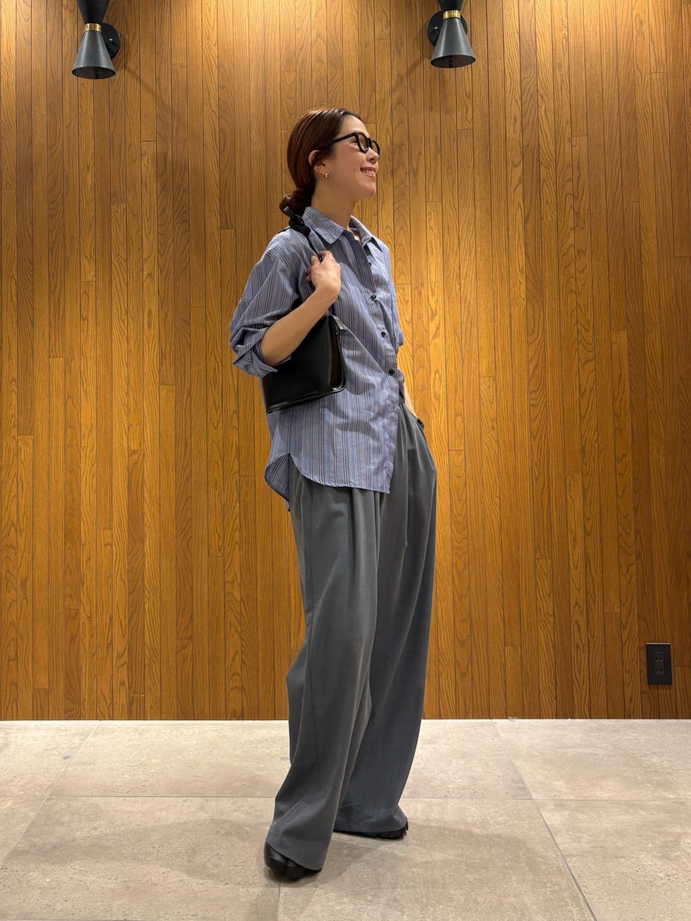 その他のシャツ/ブラウス、グレー系のその他パンツ、ブラック系のスニーカーを着用したレディースの春コーディネートの6枚目の写真