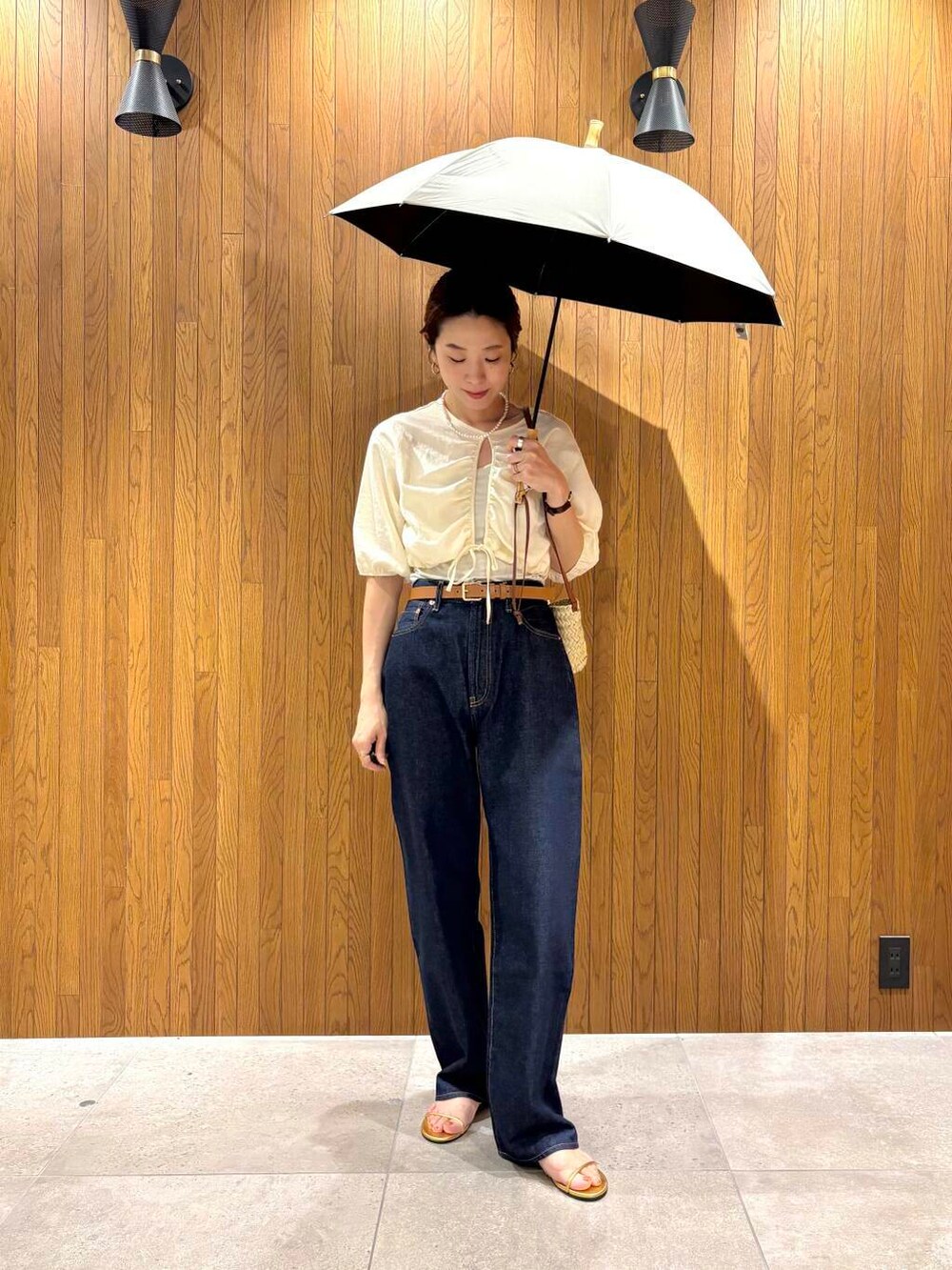 ベージュ系のシャツ/ブラウス、ゴールド系のサンダル、ホワイト系の長傘を着用したレディースの夏コーディネートの6枚目の写真