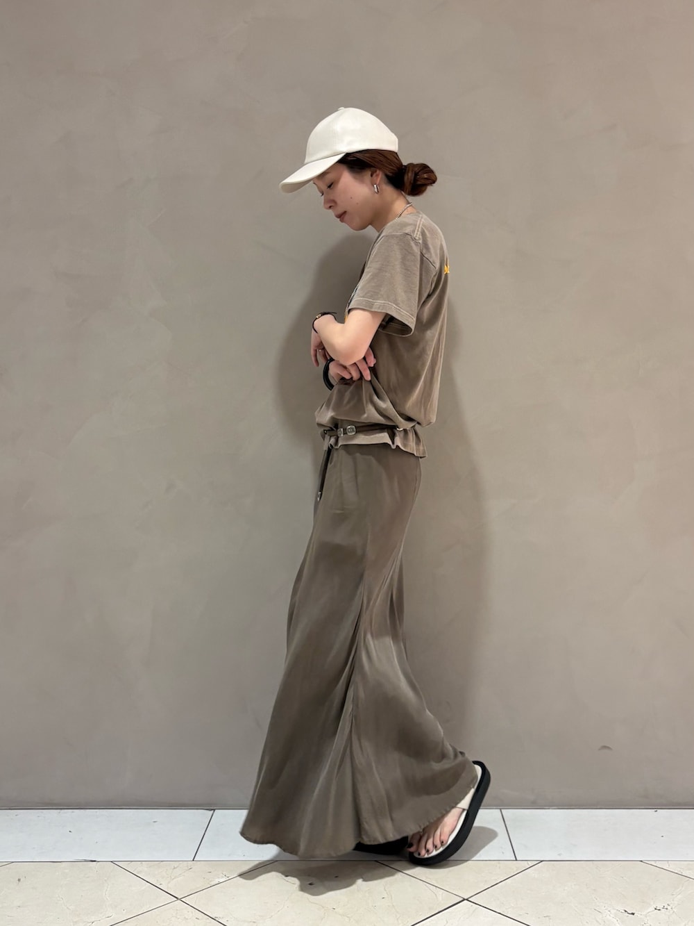 ブラウン系のTシャツ/カットソー、ブラウン系のスカートを着用したレディースの夏コーディネートの2枚目の写真