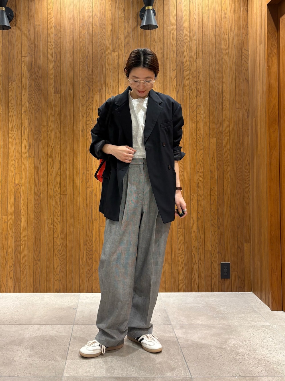 グレー系のスウェット、その他のその他パンツ、ホワイト系のスニーカーを着用したレディースの春コーディネートの8枚目の写真