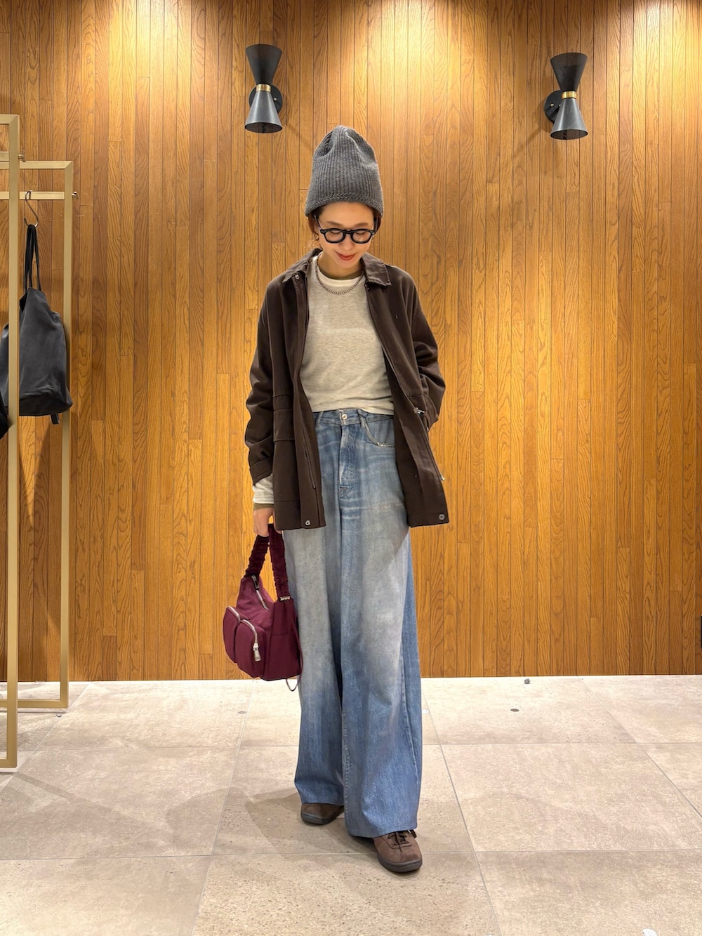 ホワイト系のニット/セーター、グリーン系のTシャツ/カットソー、ブラウン系のカバーオールを着用したレディースの秋コーディネートの7枚目の写真