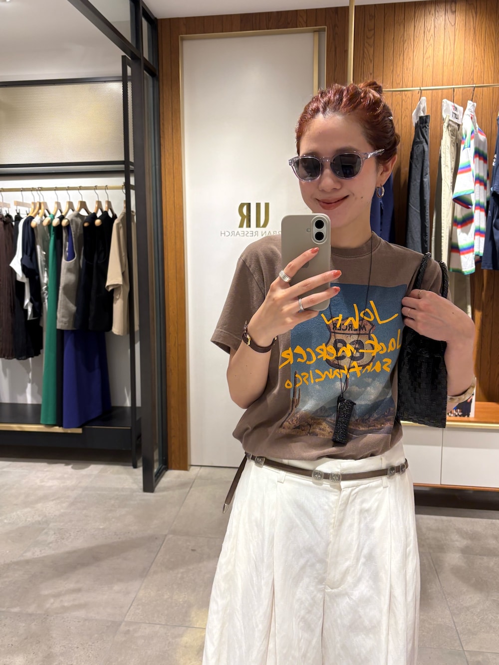 ブラウン系のTシャツ/カットソー、ホワイト系のその他パンツ、ブラウン系のサンダルを着用したレディースの夏コーディネートの6枚目の写真