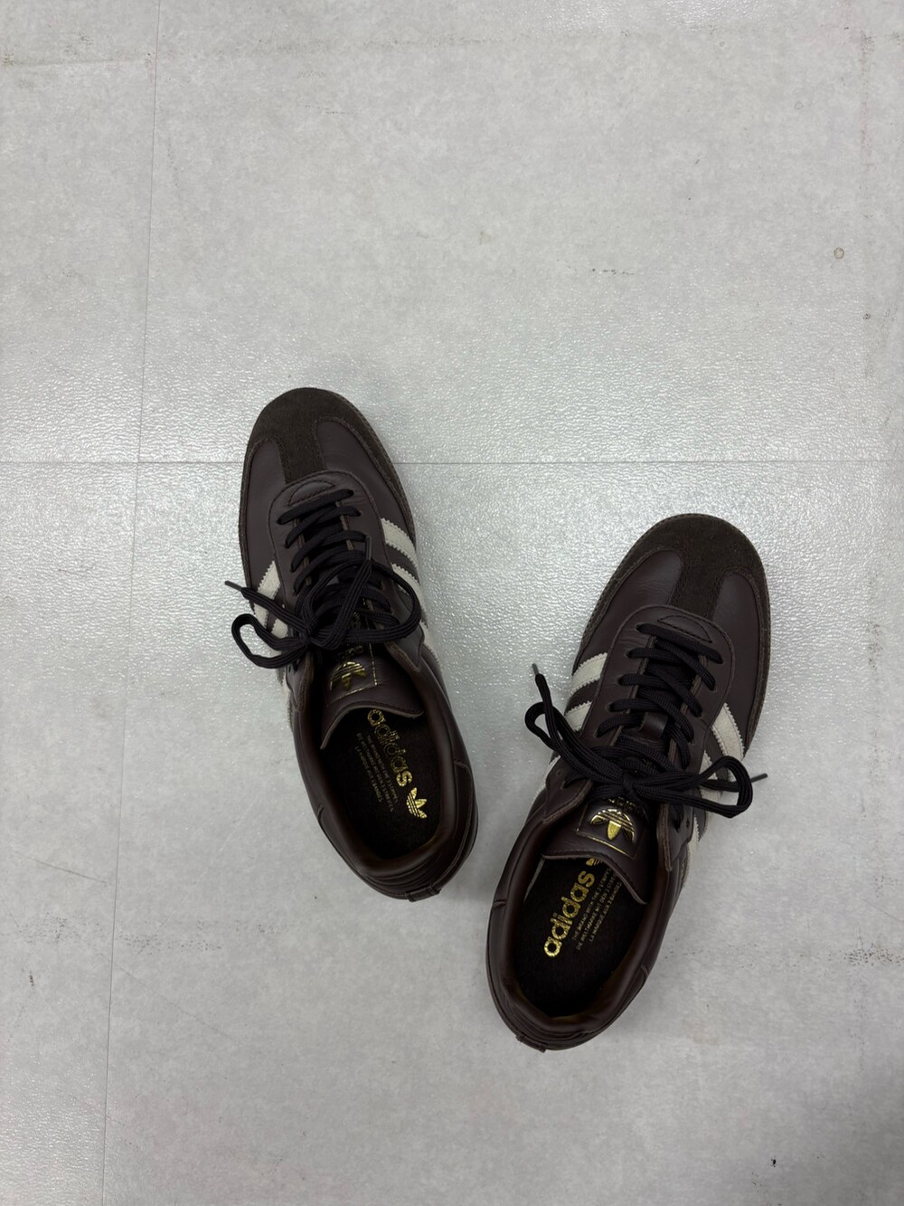 ホワイト系のニット/セーター、ブラウン系のスニーカー、グリーン系のその他パンツを着用したレディースの秋コーディネートの5枚目の写真