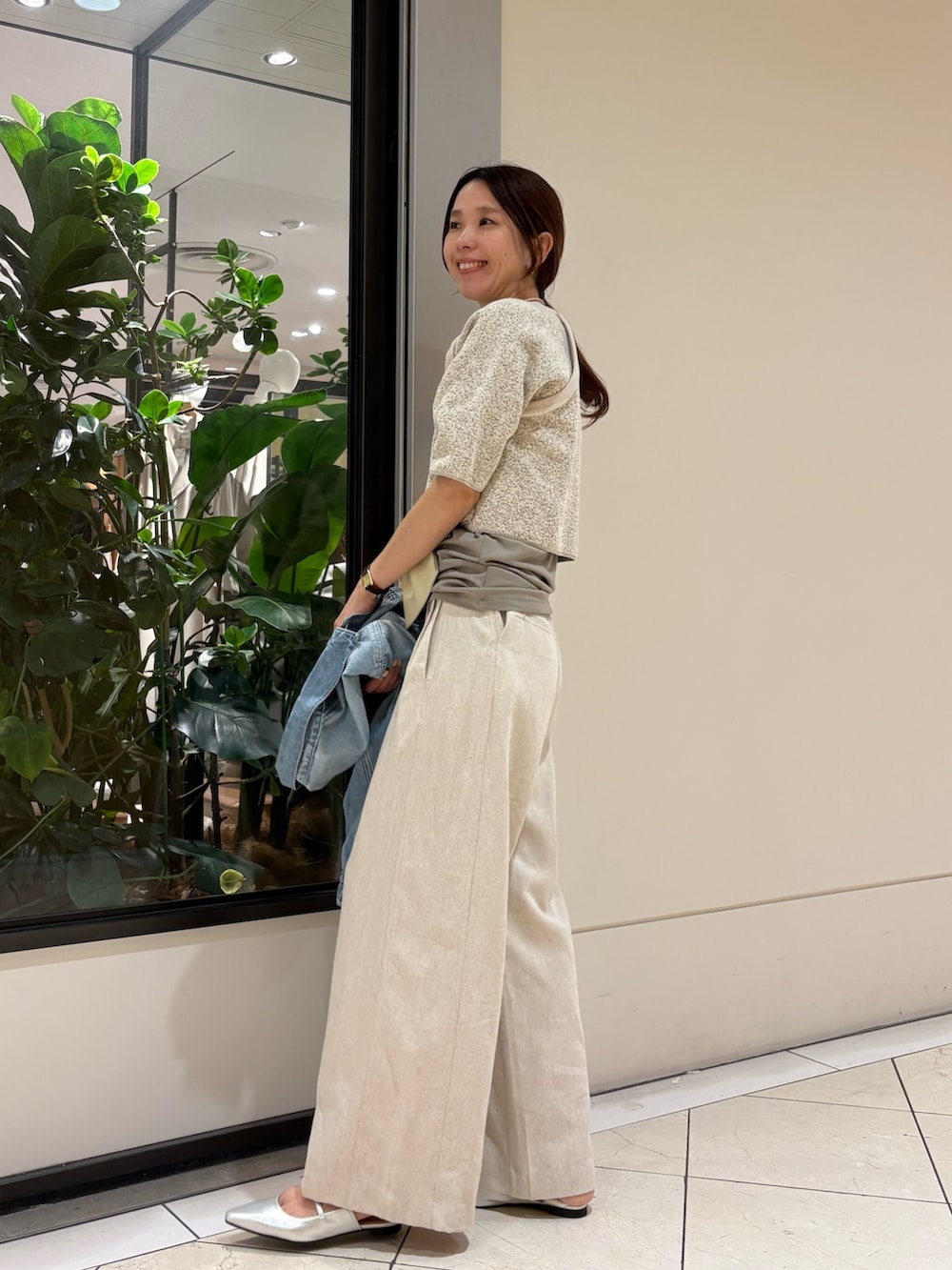 ブラウン系のニット/セーター、ホワイト系のその他パンツ、ブルー系のデニムジャケットを着用したレディースの冬コーディネートの2枚目の写真