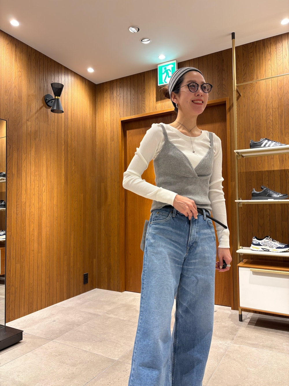 ブルー系のデニムパンツ、グレー系のニット/セーター、ブルー系のその他アウターを着用したレディースの冬コーディネートの9枚目の写真