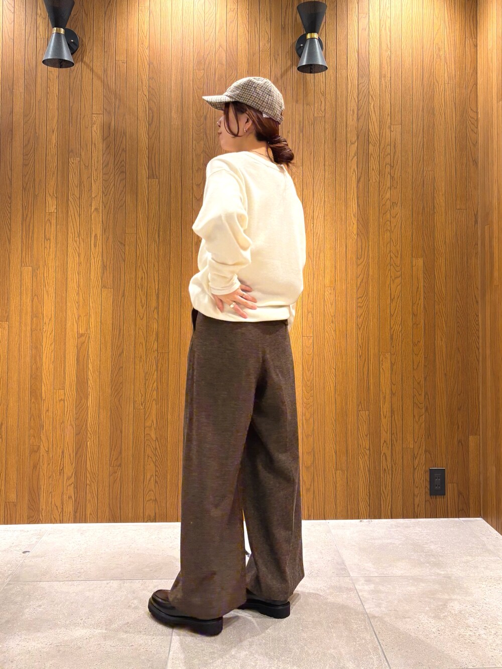 イエロー系のその他パンツ、ブラック系のローファー、ブラック系のショルダーバッグを着用したレディースの冬コーディネートの8枚目の写真