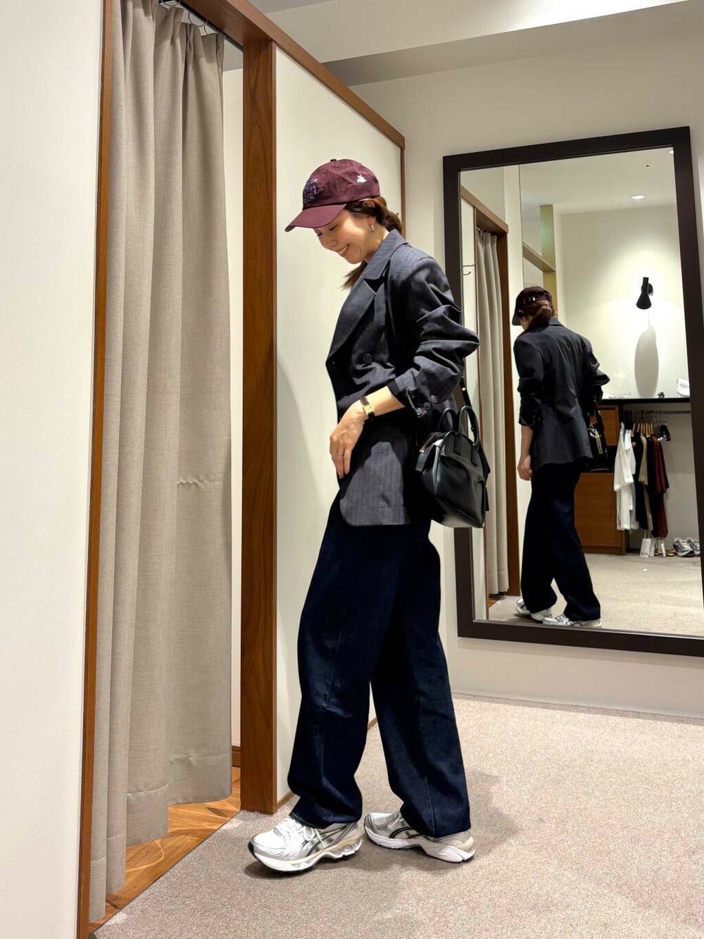 ブラック系のショルダーバッグ、ホワイト系のTシャツ/カットソーを着用したレディースの夏コーディネートの6枚目の写真