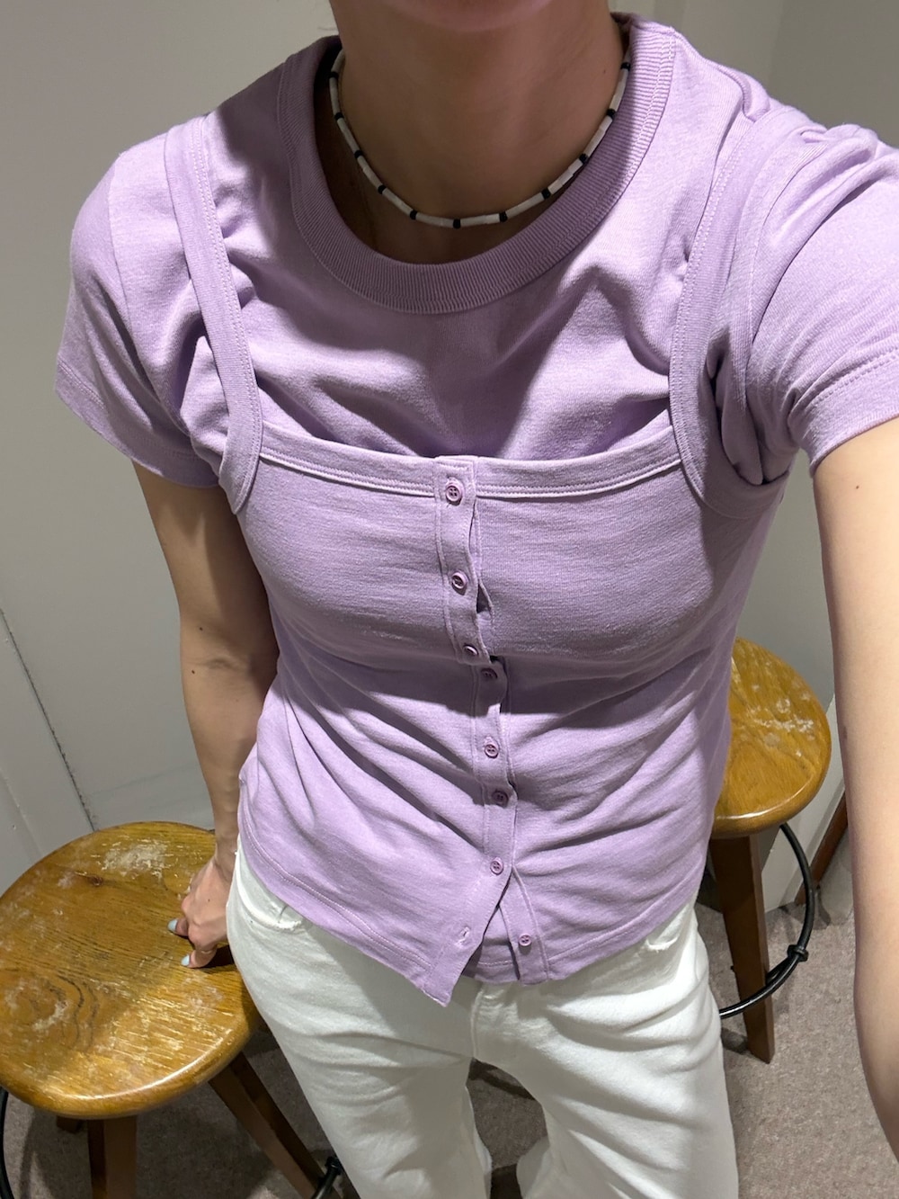 パープル系のTシャツ/カットソー、パープル系のキャミソール、ホワイト系のデニムパンツを着用したレディースの夏コーディネートの7枚目の写真