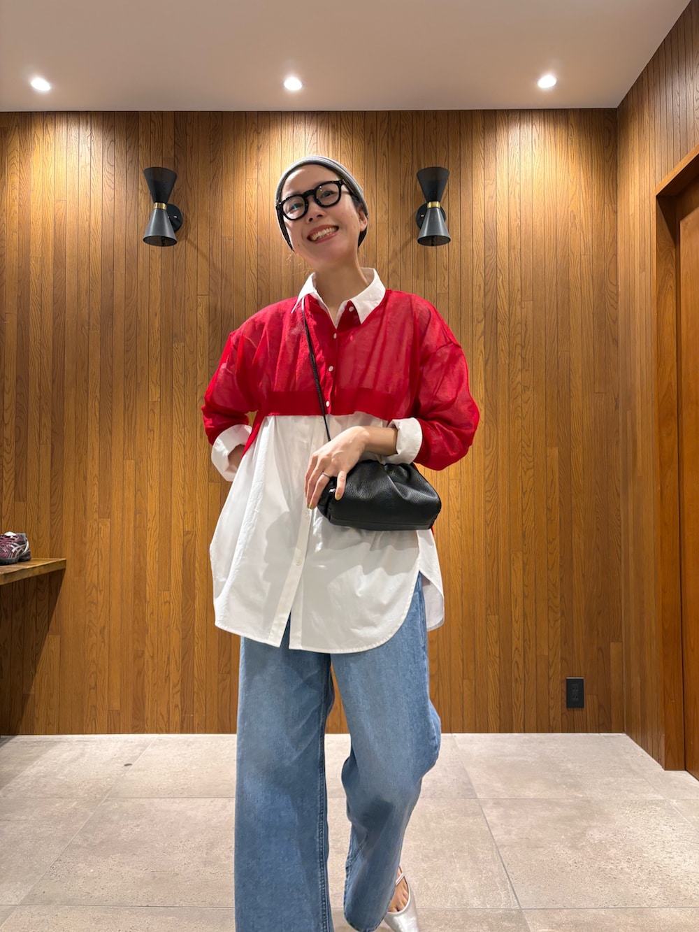 ベージュ系のトレンチコート、ブルー系のデニムパンツ、シルバー系のパンプスを着用したレディースの春コーディネートの10枚目の写真