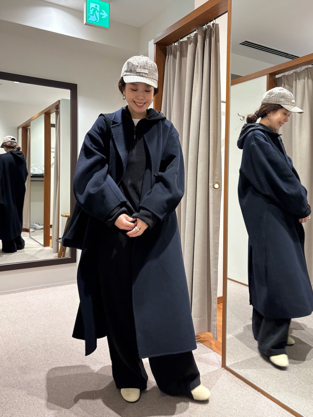 ブルー系のテーラードジャケット、ブラック系のパーカー、ブラック系のその他パンツを着用したレディースの冬コーディネートの5枚目の写真