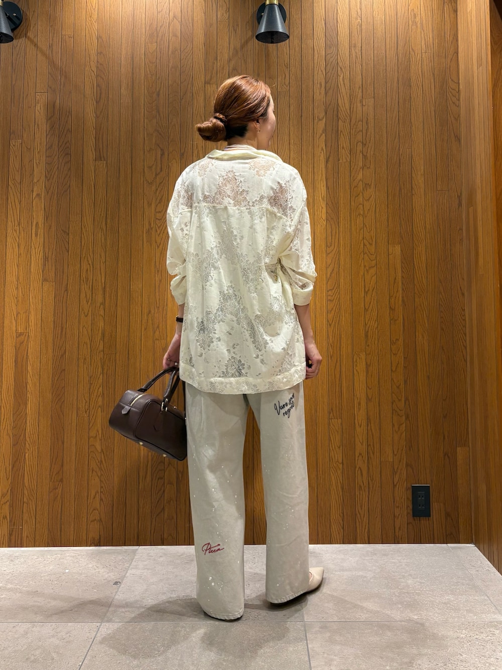 ホワイト系のシャツ/ブラウス、グレー系のデニムパンツ、ブラウン系のハンドバッグを着用したレディースの夏コーディネートの3枚目の写真