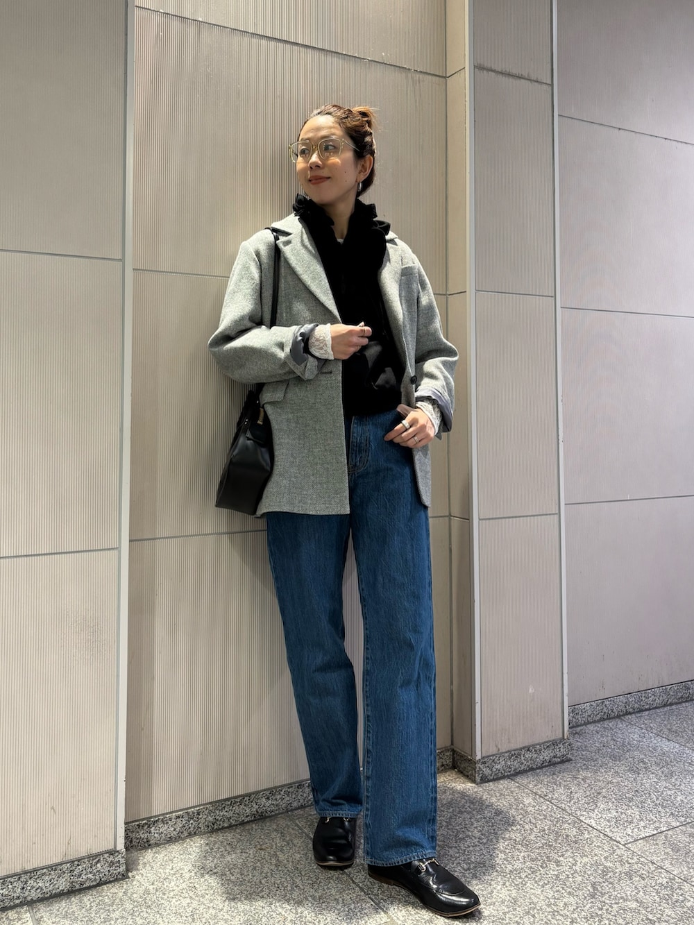 グレー系のその他アウター、ブラック系のブルゾン、ブラック系のショルダーバッグを着用したレディースの冬コーディネートの4枚目の写真