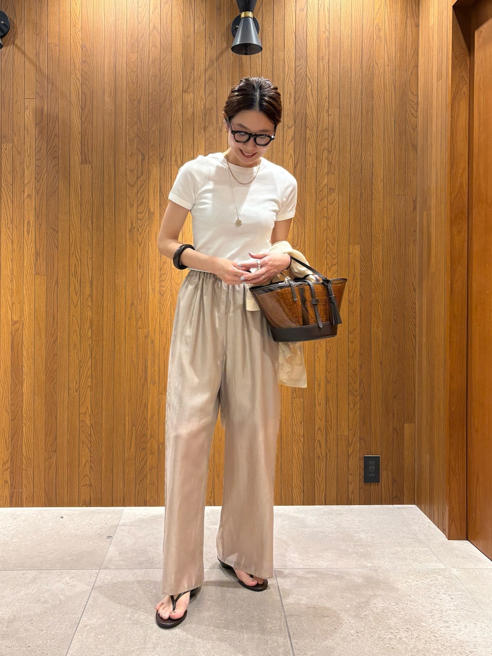 ベージュ系のその他パンツ、ホワイト系のその他アウター、ホワイト系のTシャツ/カットソーを着用したレディースの夏コーディネートの6枚目の写真