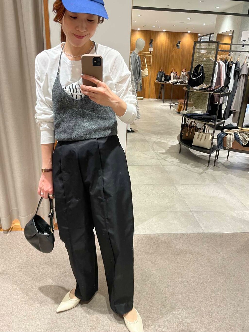 ブラック系のその他パンツ、グレー系のキャミソール、その他のTシャツ/カットソーを着用したレディースの冬コーディネートの3枚目の写真