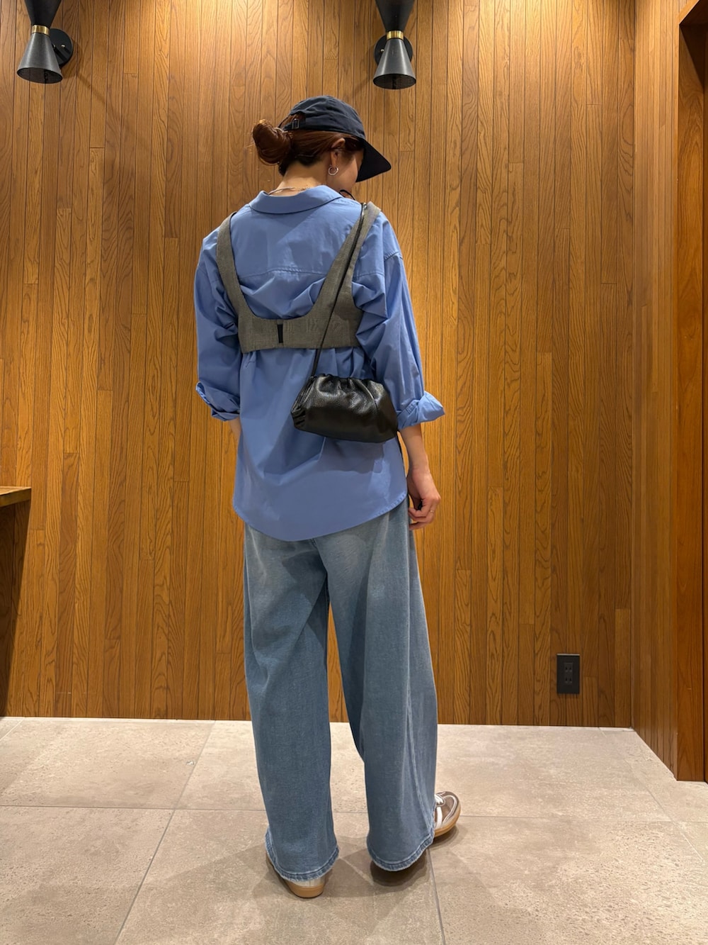 ブルー系のシャツ/ブラウス、その他のその他トップス、ブルー系のデニムパンツを着用したレディースの春コーディネートの3枚目の写真