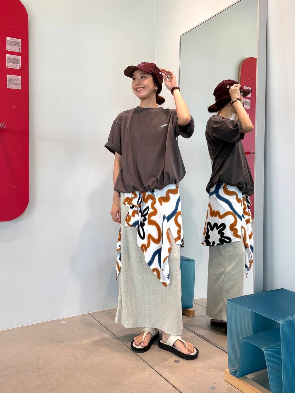 グレー系のスカート、グレー系のTシャツ/カットソー、その他のルームウェア/パジャマを着用したレディースの夏コーディネートの5枚目の写真