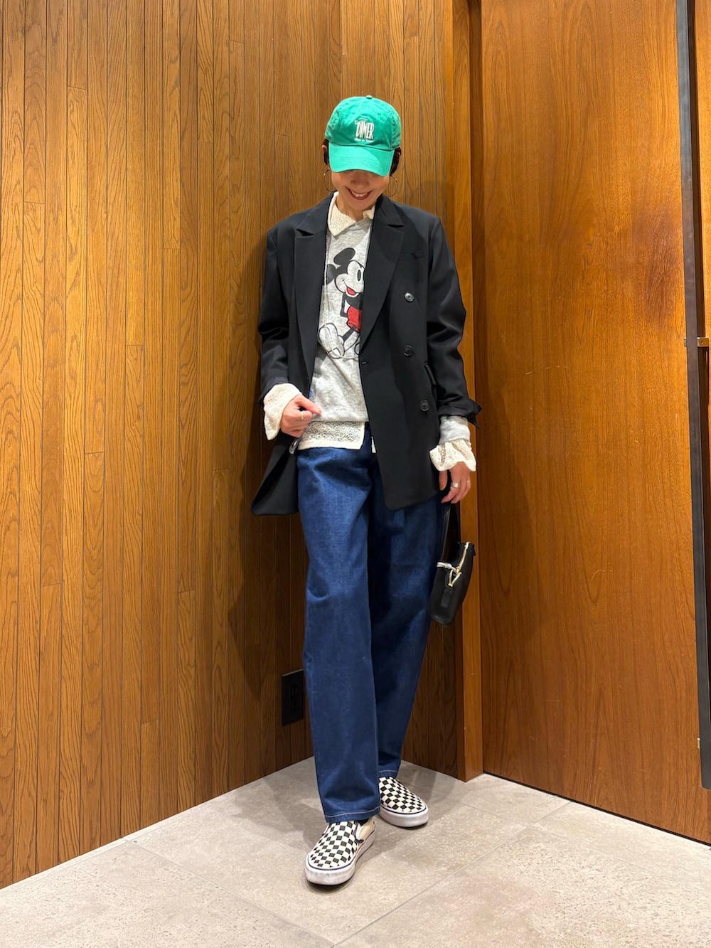 ブラック系のその他アウター、ホワイト系のシャツ/ブラウス、ブルー系のデニムパンツを着用したレディースの冬コーディネートの6枚目の写真