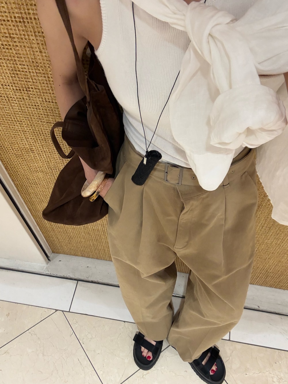 ベージュ系のその他パンツ、ホワイト系のシャツ/ブラウス、ブラック系のネックレスを着用したレディースの春コーディネートの5枚目の写真
