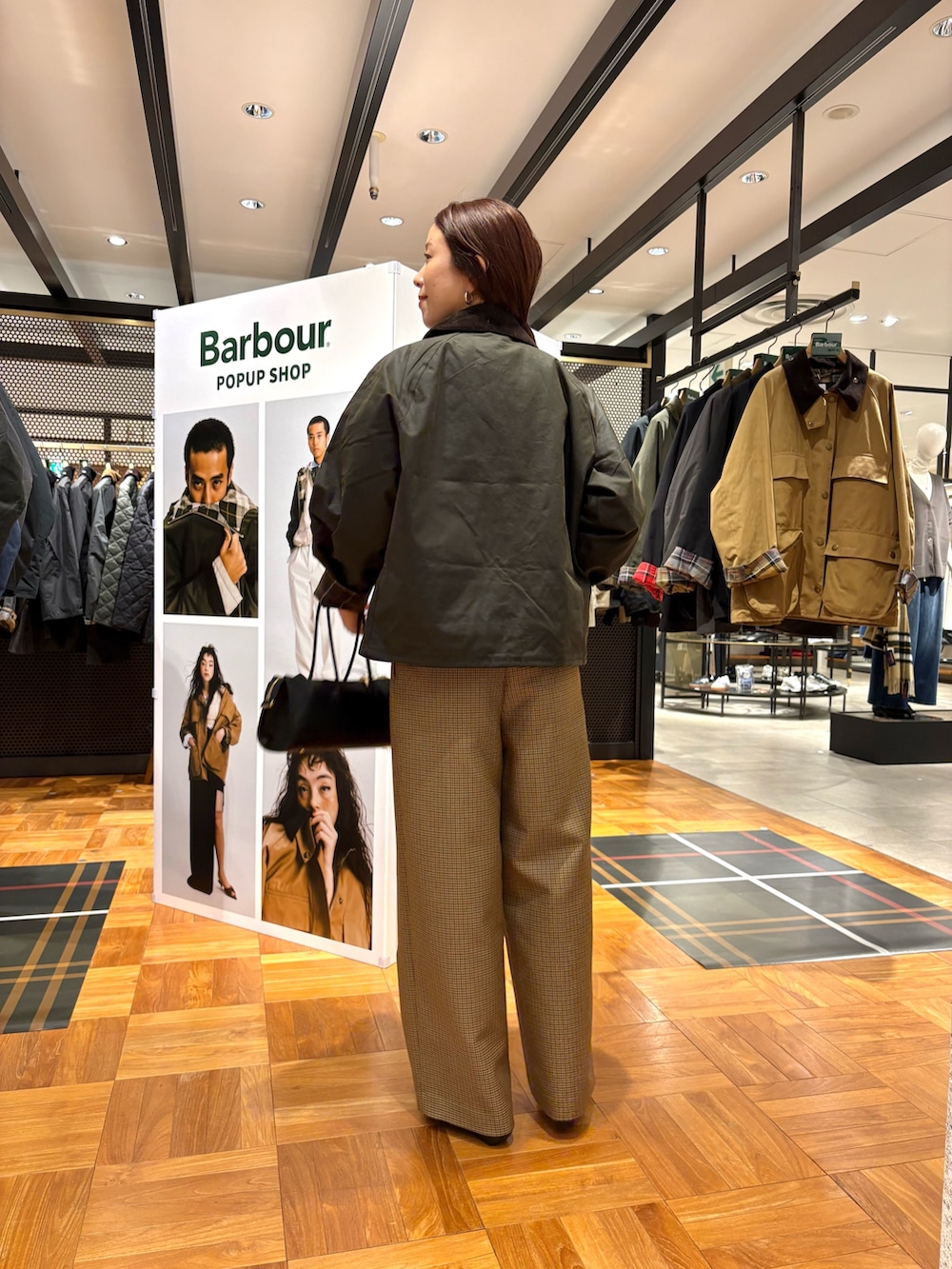 ホワイト系のシャツ/ブラウス、ブラック系のローファー、イエロー系のその他パンツを着用したレディースの秋コーディネートの2枚目の写真