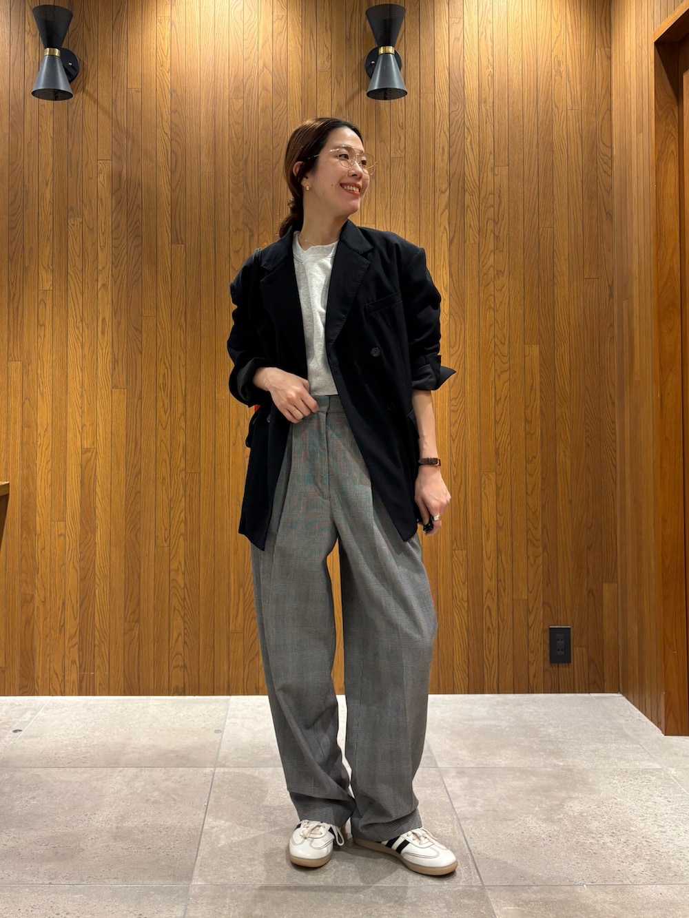 グレー系のスウェット、その他のその他パンツ、ホワイト系のスニーカーを着用したレディースの春コーディネートの5枚目の写真